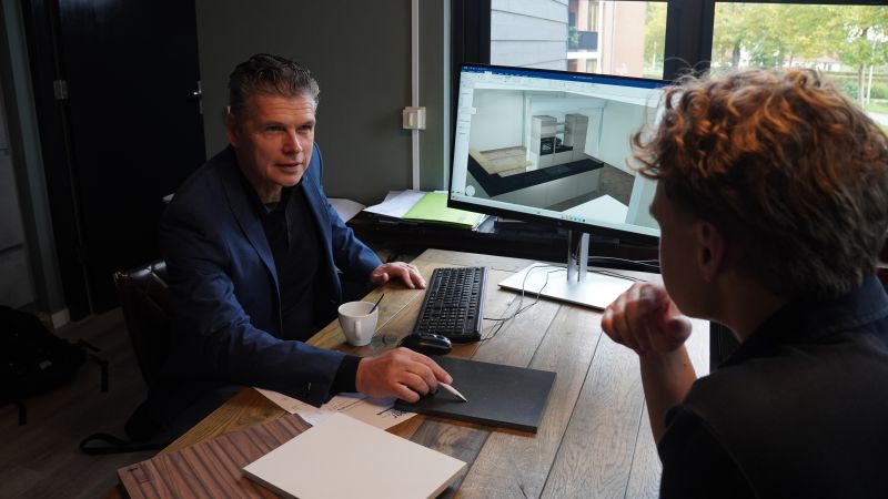 Keuken renovatie gesprek op kantoor